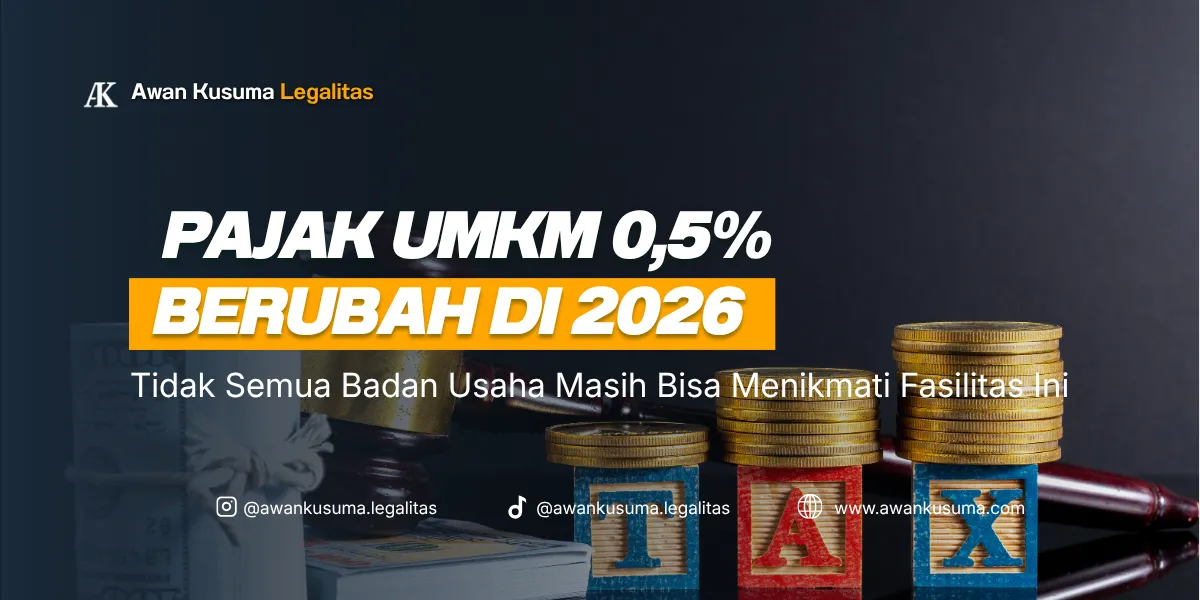 Gambar info pajak dari Awan Kusuma Legalitas mengenai perubahan aturan Pajak UMKM 0,5% di tahun 2026, menampilkan latar belakang palu hakim, tumpukan uang dolar, koin emas, dan balok kayu bertuliskan TAX.
